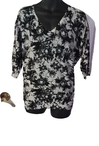 Suzanne Grae Size M Knit Top V Neck Floral Black White Grey Lightweight Vis Cott - Picture 1 of 9