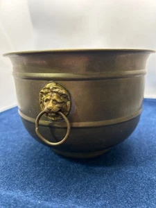 Cuenco decorativo vintage de latón con cabeza de león con asas de anillo maceta MCM - Imagen 1 de 9