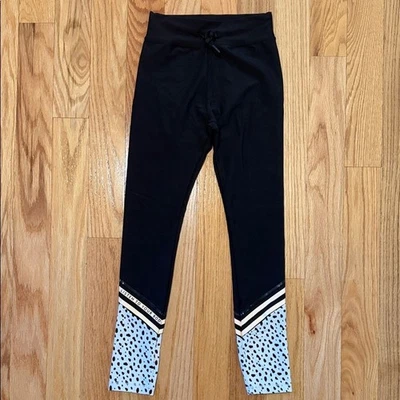 Sarah Day X Zorro Blanco Pequeña Colaboración Escucha tu cuerpo Negro Joggers/Leggings Foto 1 de 4