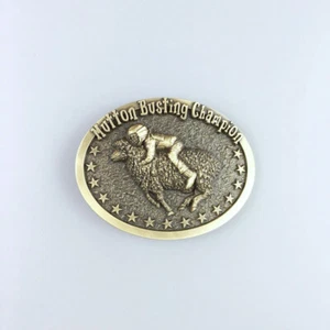 Antigua hebilla de cinturón de vaquero de vida silvestre campeón de cordero de bronce stock de EE. UU. - Imagen 1 de 6
