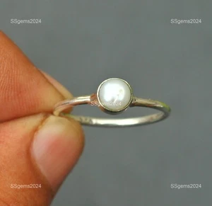 Round Mother Of Pearls Stone Band Sister Channel-Set Ring Sterling Silver US 8 - Imagen 1 de 6