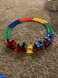 2015 Thomas And Friends Lot Of 4 With Plastic Circle Track - Picture 1 of 3
