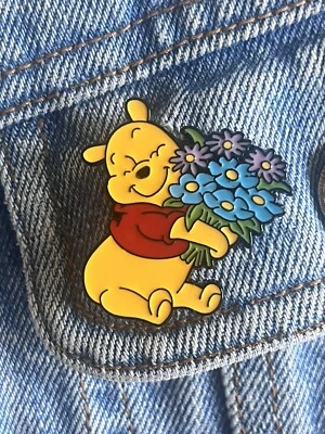 Lindo prendedor esmaltado Walt Disney Winnie The Pooh con flores Foto 1 de 3