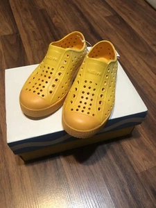Native x Crayola Jefferson Kids Shoes Sunny Side Up Yellow Block Print 10 NWB - Picture 1 of 5