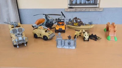 Lotto Veicoli Militari Grandi 10 Pezzi Plastica Colori Assortiti - Immagine 1 di 4