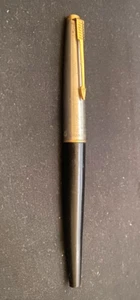 VTG USA PARKER 45 FOUNTAIN PEN BLACK, STEEL CAP, GOLD CLIP/TRIM NIB "F" c1960 g - Picture 1 of 9