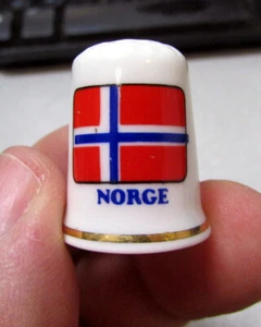 Keramik Fingerhut Norwegen Flagge, Norge, tolles Dekor Sammlerstück, 1 x 7/8 Zoll - Bild 1 von 3