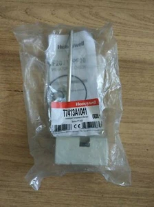 NEW IN BOX Honeywell T7413A1041 water temperature sensor free shipping - Picture 1 of 2