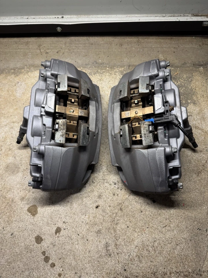 Juego de pinzas de freno delanteras izquierda + derecha Mercedes-Benz GLC300 2016-2022 FABRICANTE DE EQUIPOS ORIGINALES Foto 1 de 4