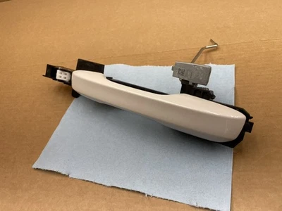 721433. Manija de puerta lateral izquierda trasera Honda CR-V 2023-2025 OEM Foto 1 de 4
