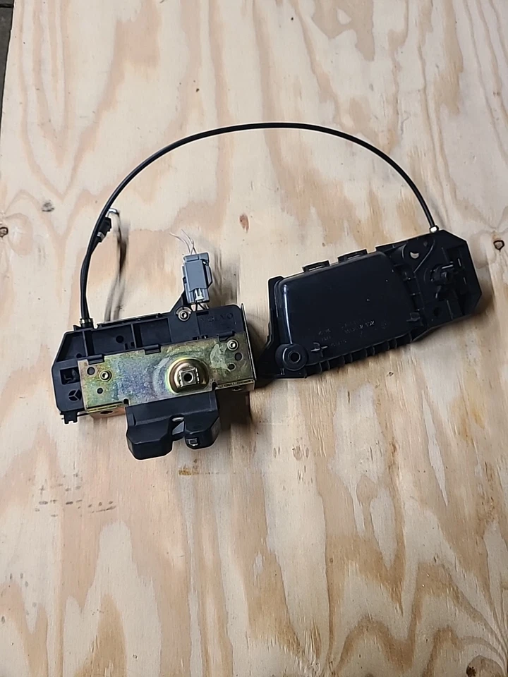 2003-2014 Volvo XC90 Tailgate Lift Gate Latch Lock Actuator 31253051 OEM - Image 1 of 4