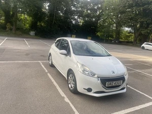Peugeot 208, 2013 - Picture 1 of 12