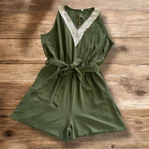 Mameluco con cinturón con cuello en V y encaje sin mangas oliva - Imagen 1 de 7