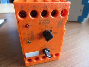  Dold & Söhne BA9037.12/001 Spannungsrelais Relais #EL140-3# - Bild 1 von 6