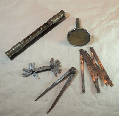 lot d'outils anciens - thermomètre - niveau - équerre Peugeot - pas de vis - Photo 1/4
