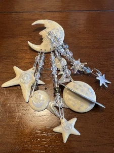Prendedor/broche vintage único almuerzo en el Ritz celestial tono plata planetas luna - Imagen 1 de 12