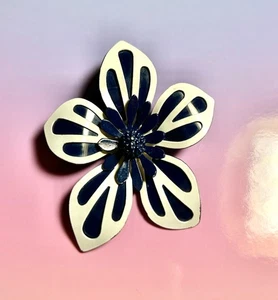 Ausgefallene 60er Jahre blau & weiß Lagenlook Metall Emaille Blume Anstecknadel Brosche - Bild 1 von 4