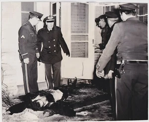 SUICIDE SCENE of MURDERER Viewed by Cops VINTAGE  1965 Salina Kansas press photo - Picture 1 of 2