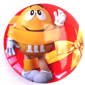 M&M'S BOITE METAL VIDE CACAHOUETTE JAUNE FOND ROUGE 19 cm de diametre 2019 - Imagen 1 de 3
