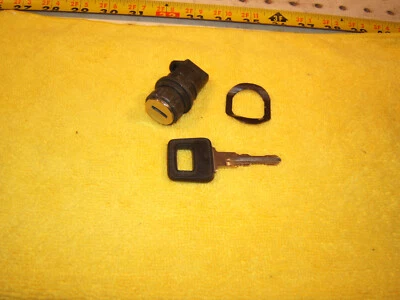 Volvo 1987 240 sedán GL guantera tablero delantero OEM 1 cerraduras y funciona una llave Foto 1 de 4