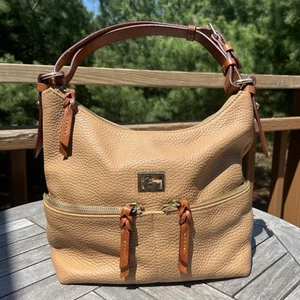 Borsa a tracolla Dooney & Bourke Dillen pelle ciottoli marrone cammello borsa ottone pulita - Foto 1 di 10