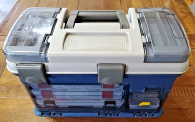 Caja de aparejos Plano 7271 vintage con surtido de aparejos nuevos y usados Foto 1 de 4