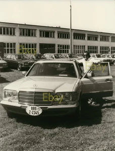 Emerson Fittipaldi with Mercedes 500SEL. Original 1980s Mercedes press photo. - Picture 1 of 2