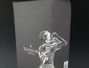 MCM WATERFORD 7" LADY GOLFER CRISTALLO FERMACARTE CURIO DONNA FIGURA GOLF CON SCATOLA - Foto 1 di 10