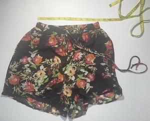 Dee Elly schwarze und bunt transparente geblümte Shorts mit schwarzem Futter. Gr. XS/S - Bild 1 von 13