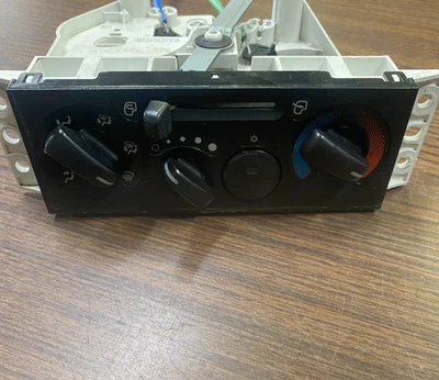 Unidad de interruptor de panel controlador de aire acondicionado/calentador Isuzu NPR 2011 2020 FABRICANTE DE EQUIPOS ORIGINALES usada Foto 1 de 4