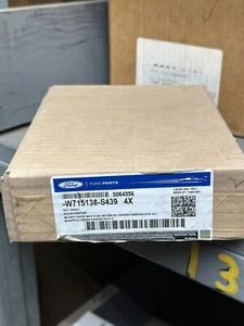 Ford W715138-S439 perno 4 en caja (b6) - Imagen 1 de 2