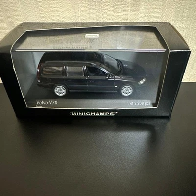 Minichamps Volvo V70 2000 Black 1/43 Scale Model Car - Image 1 of 4