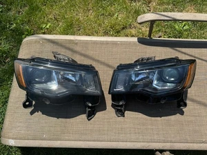 2017 -2021 WK2 Jeep Grand Cherokee halogen Headlights used - Picture 1 of 8