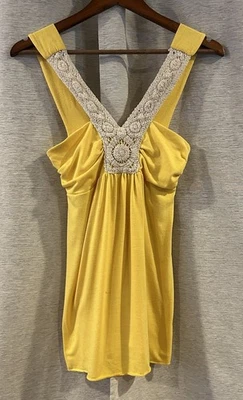 Regata Vintage Y2K Malha Crochê Decote V Amarela Tamanho Médio - Imagem 1 de 4