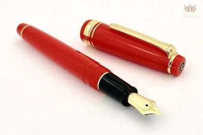 PLUMA ESTILOGRÁFICA SAILOR PROFESSIONAL GEAR DELGADA ROJA CON ADORNOS DORADOS ORO 14 K NUEVA EN CAJA BONITA Foto 1 de 4