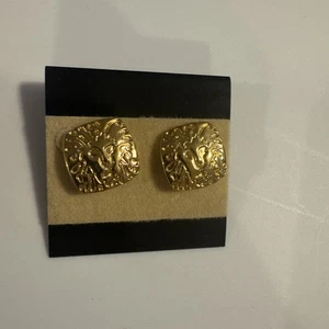 Vintage Anne Klein 1" quadratisches ikonisches Logo Löwenkopf Ohrstecker goldfarben - Bild 1 von 3