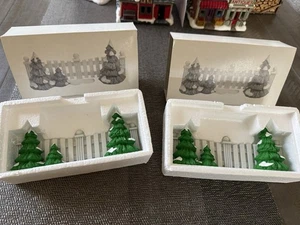 Cerca de piquete forrada de árboles escarcha de metal en caja de dos departamentos 56 Village - Imagen 1 de 4