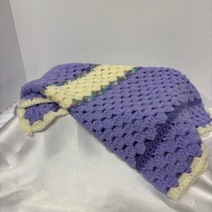 Manta bebé ganchillo tiro regazo púrpura y crema hecha a mano afgana 30 x 25 - Imagen 1 de 6