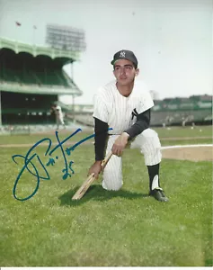 NY Yankees Joe Pepitone autographed 8x10 color Kneeling photo at Yankee Stadium - Picture 1 of 1