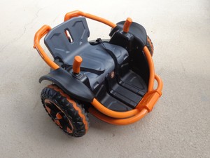 power wheels vehículo jurassic world dino racer