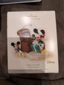 Disney "Hide 'n' Peek - Mickey Mouse" Hallmark Keepsake Ornament - Box Damage - Foto 1 di 3