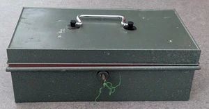 Vintage grüne Metall Pilot Gelddose mit Schlüssel & Tablett - ideal für Kleingeld - Bild 1 von 24