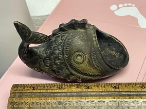 Fabulosa bandeja de ceniza de pátina de boca abierta de pez esculpido de latón con fabulosa - Imagen 1 de 7