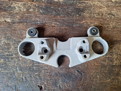 Suzuki GS 500 - Abrazadera de soporte de montaje superior de yugo de horquilla superior Foto 1 de 2