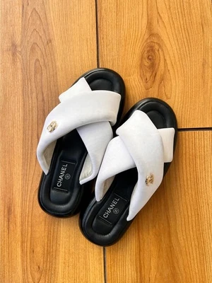 Sandalias Chanel en blanco/negro talla 38 EU|75. EE. UU.|5,5 Reino Unido Foto 1 de 4