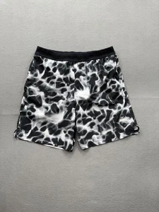 Fabletics Shorts Herren Medium schwarz grau abstrakt Tarnmuster sportlich gefüttert Training - Bild 1 von 8