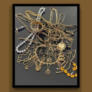 Lot Of 27 Pieces Vintage Jewelry 20 Monet, 1 Avon, 1 Trifari, And 5 Unsigned - Picture 1 of 18