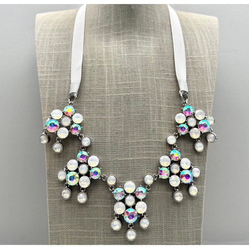 VETEMENTS Collana Nastro Cravatta Bianco Iridescente Dichiarazione Cocktail Eclettica 24" Regolabile