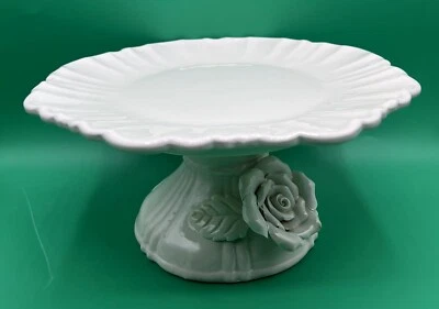 Plato/soporte de postre con patas vintage World Bazaar Inc blanco festoneado con rosa Foto 1 de 4