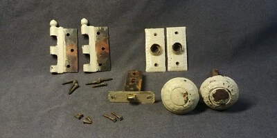 Juego de herrajes de perilla de 2 puertas pestillo pequeño placa posterior bisagra blanco metal antiguo Foto 1 de 4